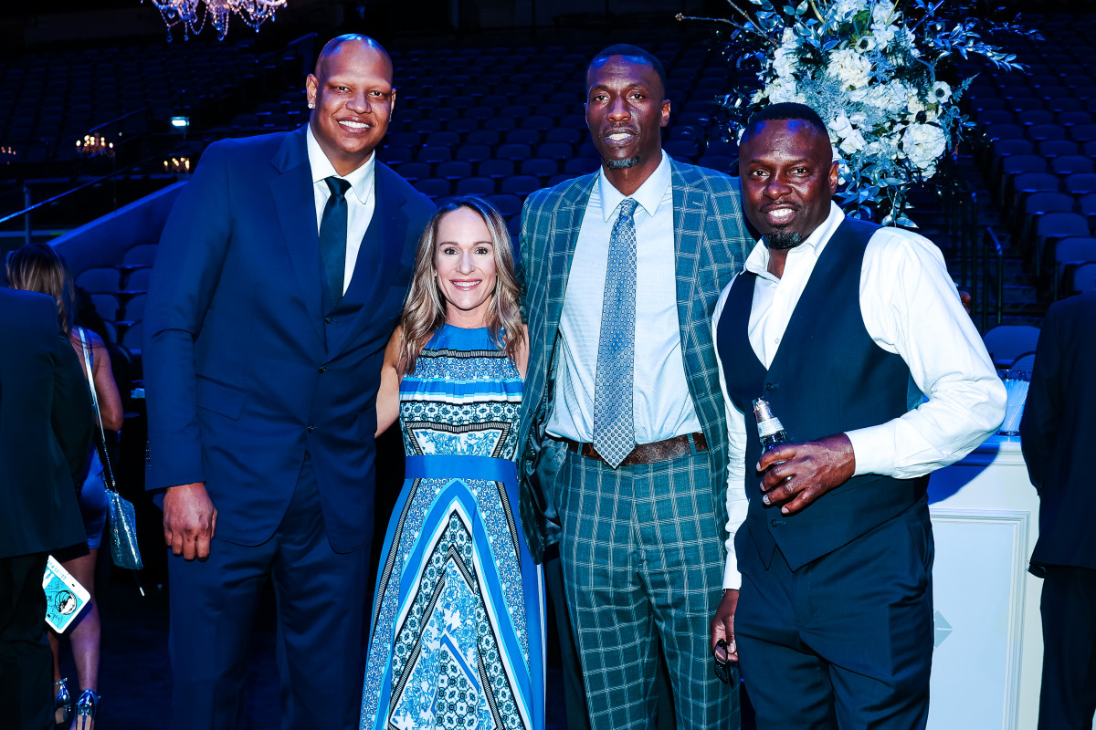 MB 03-04 Mavs Ball-9003